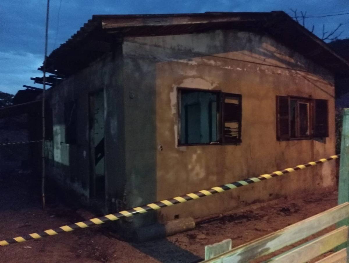 Bombeiros combatem incêndio em residência em Sombrio — foto 2