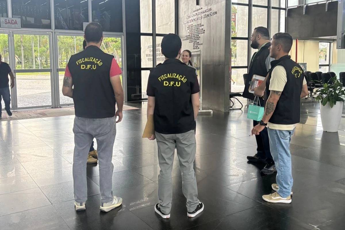 Programa Calçada Livre: segunda fase da Operação Publicidade recolhe 350 propagandas irregulares em Criciúma — foto 1