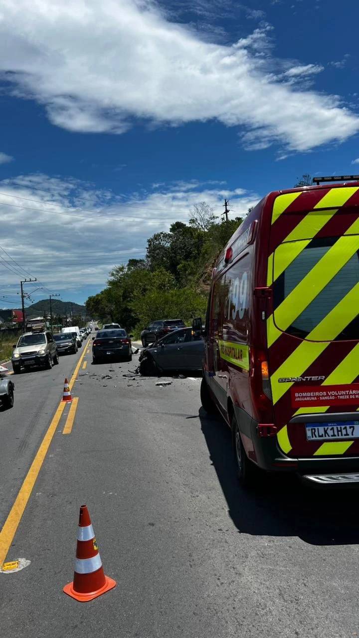 Veículos ficam destruídos após acidente em Jaguaruna — foto 2