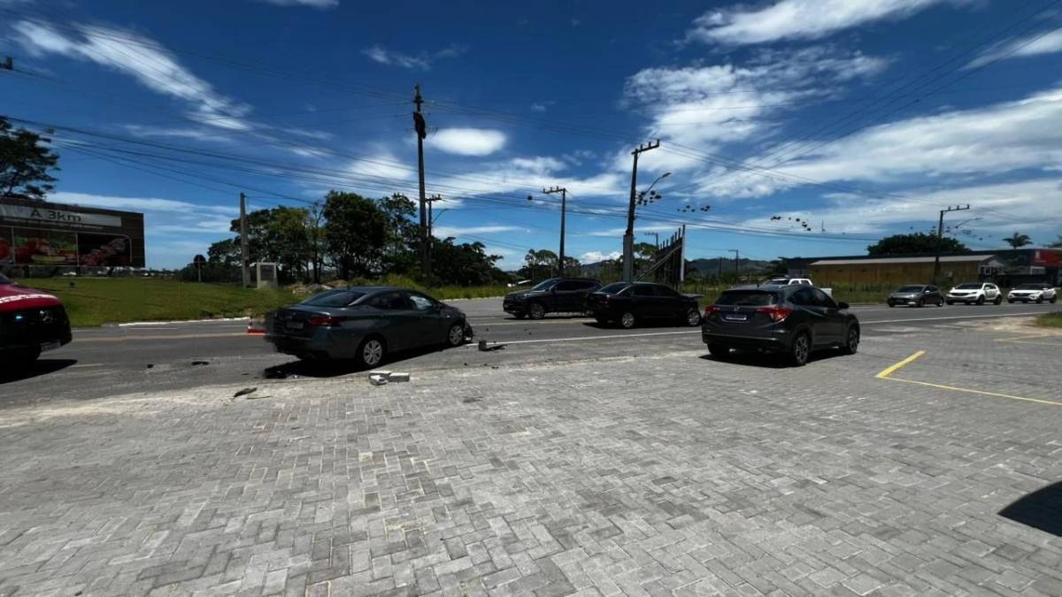 Veículos ficam destruídos após acidente em Jaguaruna — foto 1