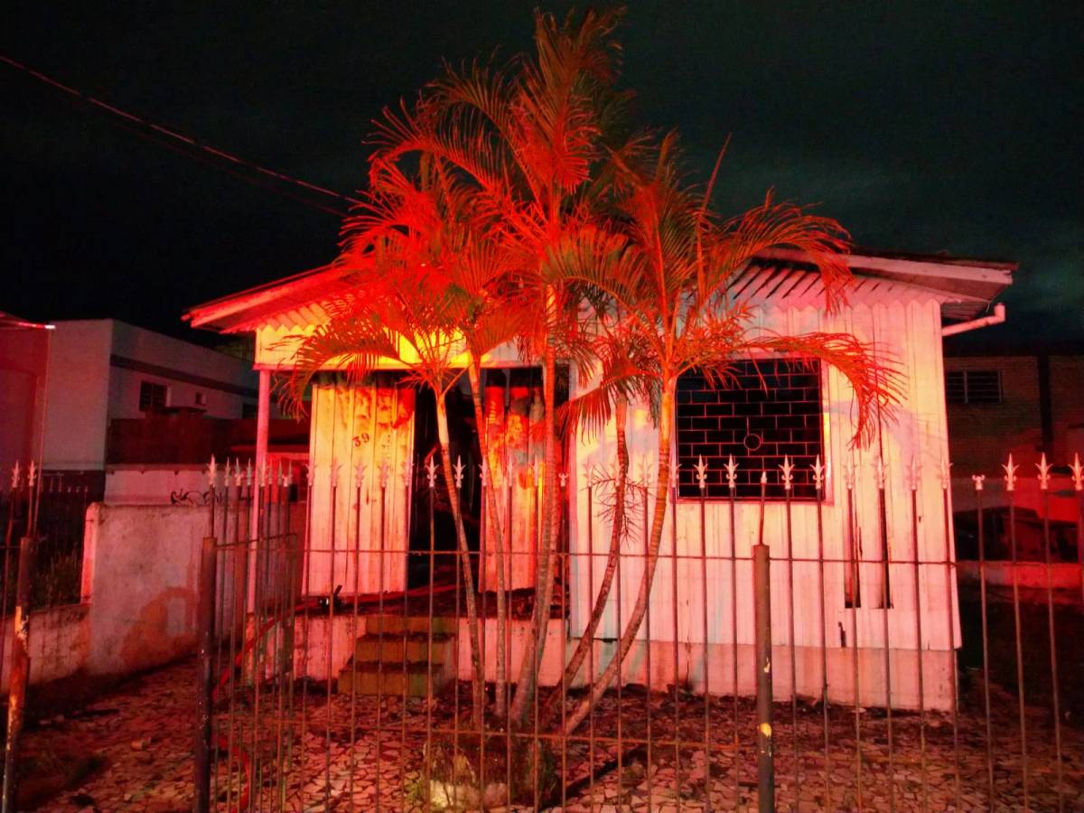 Telhado de casa desaba durante incêndio em Criciúma — foto 1