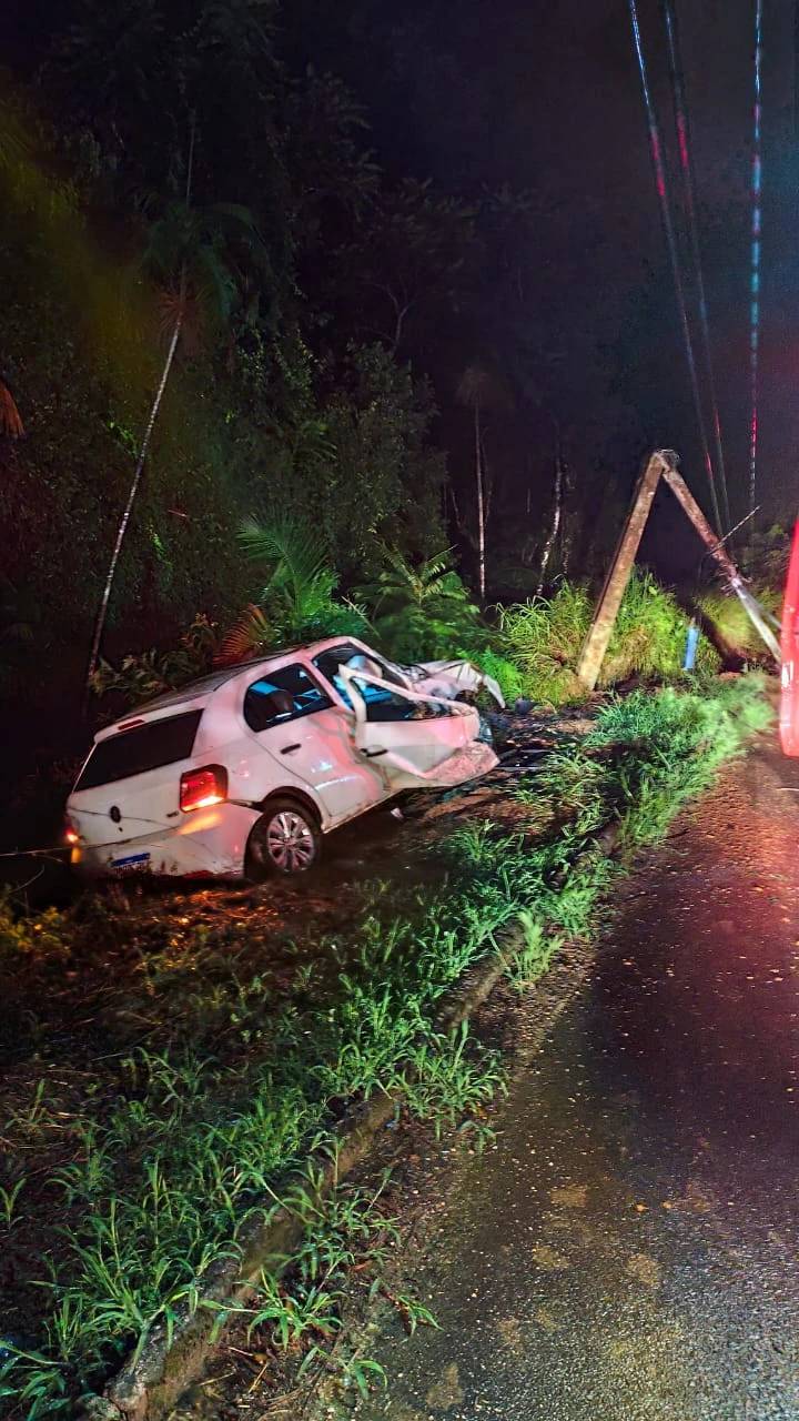 Motorista é levado ao hospital após colidir carro contra poste — foto 2
