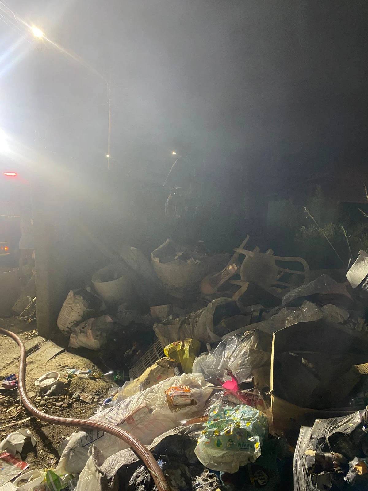 Residência é consumida pelo fogo no bairro Aurora, em Içara — foto 4