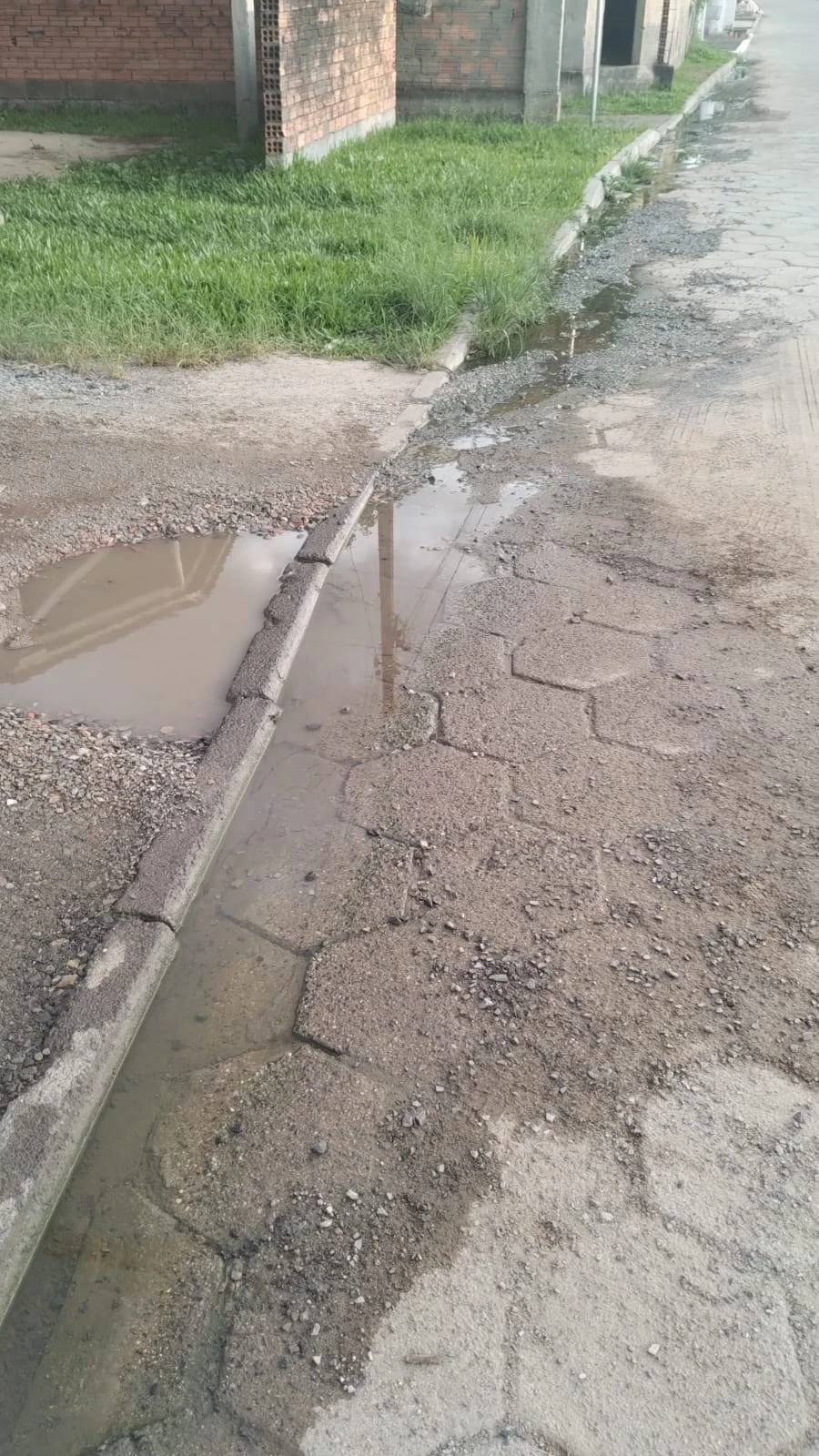 Vazamento em rua preocupa morador de bairro em Criciúma — foto 2