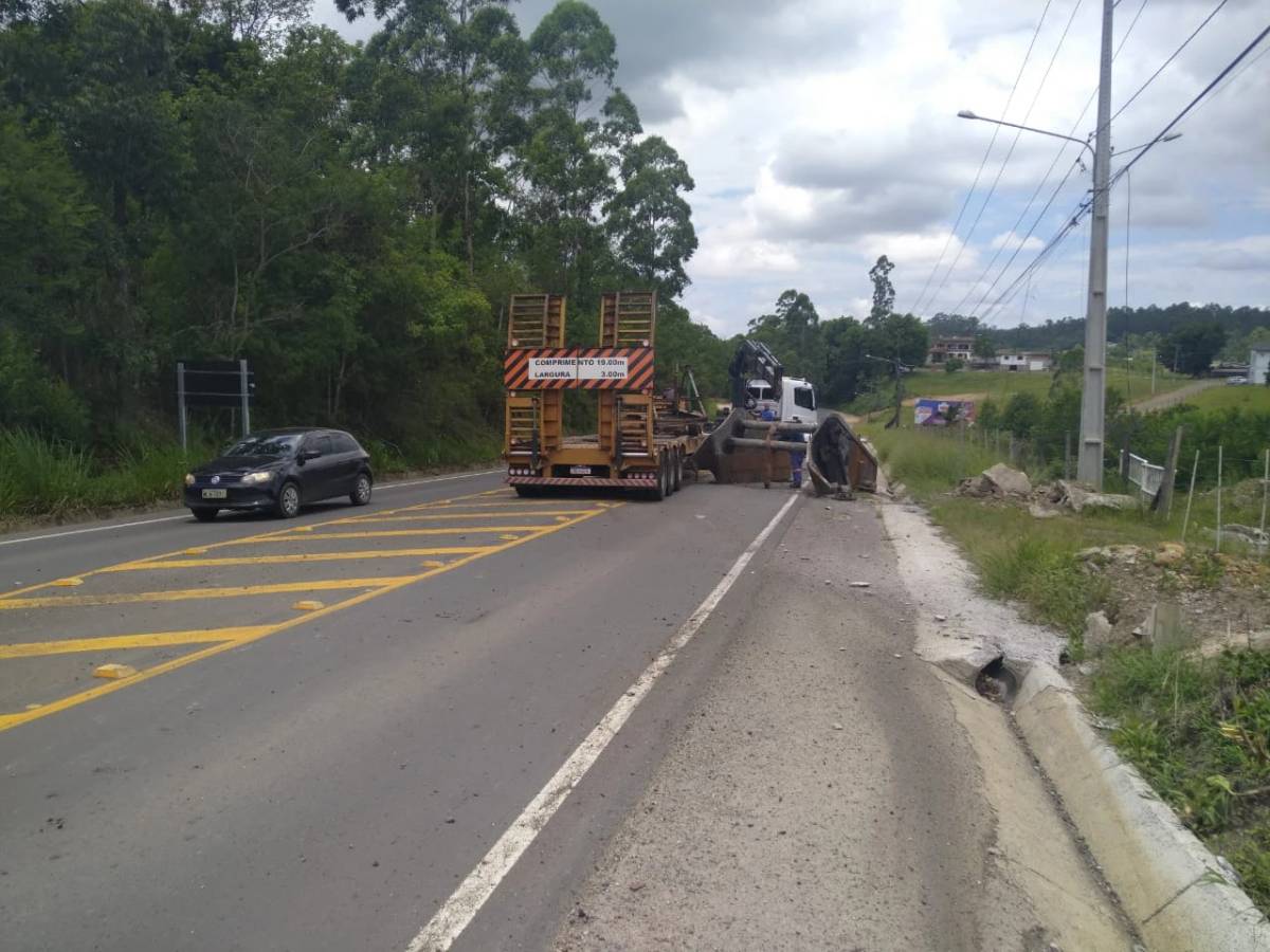 Siderópolis: peça de quase três metros de comprimento cai de carreta e bloqueia pista da SC-445 — foto 2
