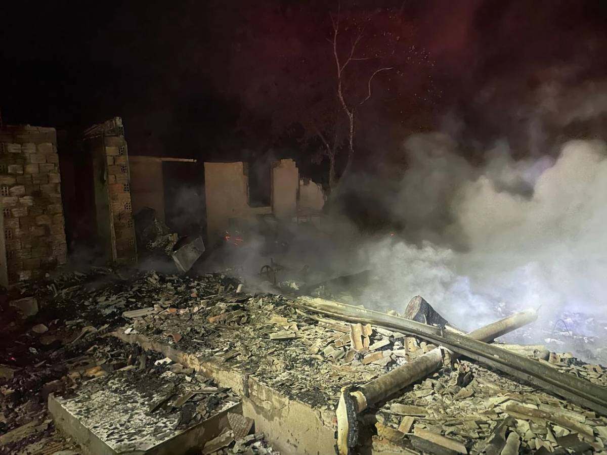 Casa de madeira é destruída por incêndio — foto 1