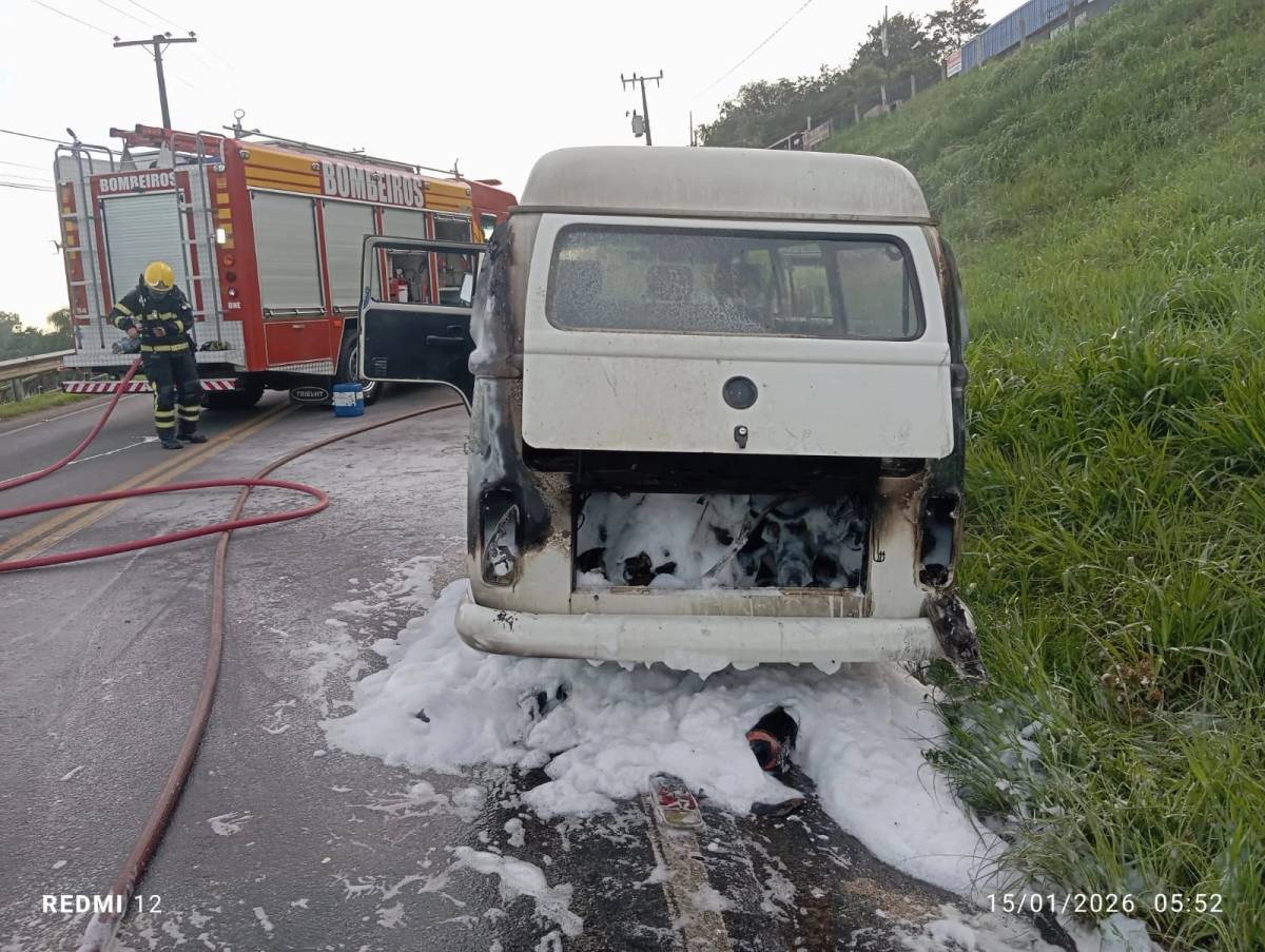 Kombi é atingida por incêndio após deixar posto de combustíveis — foto 1
