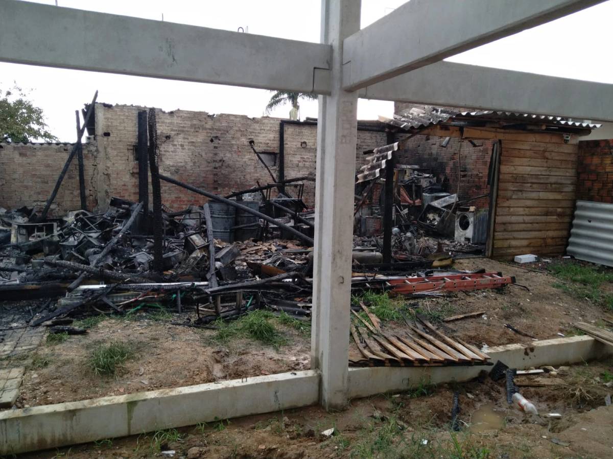 Criciúma: incêndio destrói estoque de empresa no bairro Vila Zuleima — foto 1