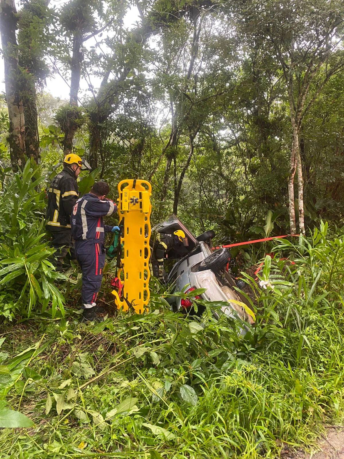 Após saída de pista, veículo capota e vai parar em ribanceira próxima de rio no Sul catarinense — foto 1
