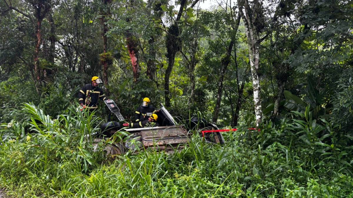 Após saída de pista, veículo capota e vai parar em ribanceira próxima de rio no Sul catarinense — foto 2
