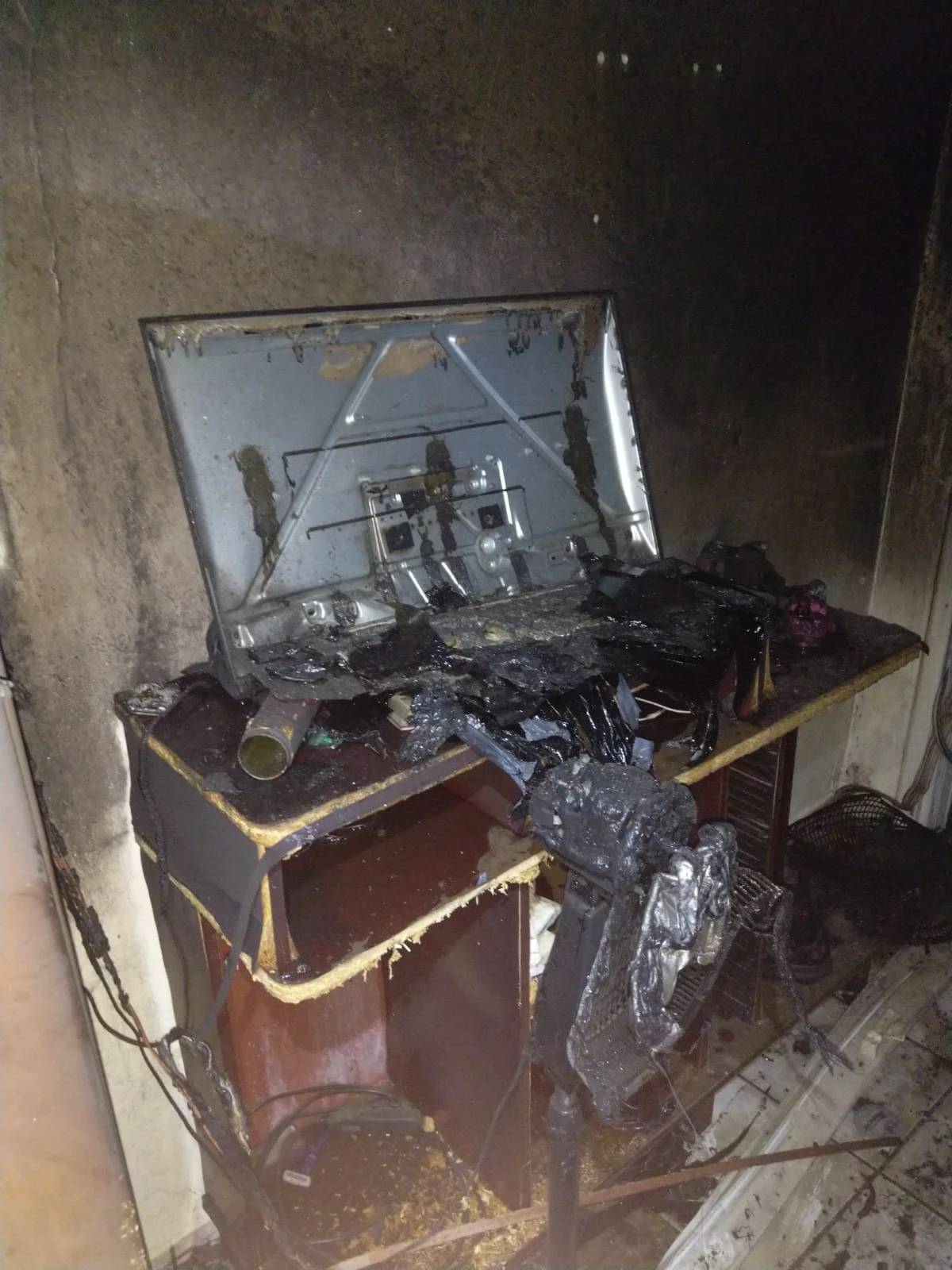 Bombeiros combatem incêndio em kitnet no bairro Pinheirinho, em Criciúma — foto 1