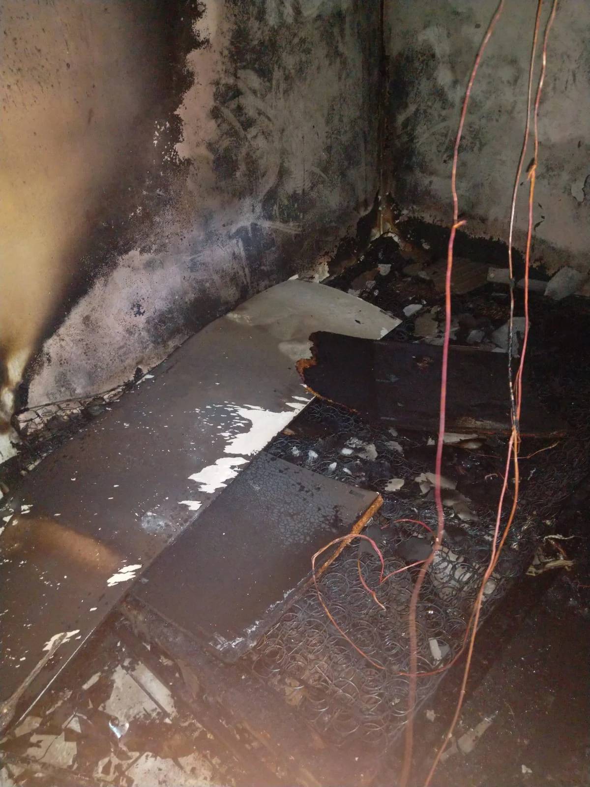 Bombeiros combatem incêndio em kitnet no bairro Pinheirinho, em Criciúma — foto 2