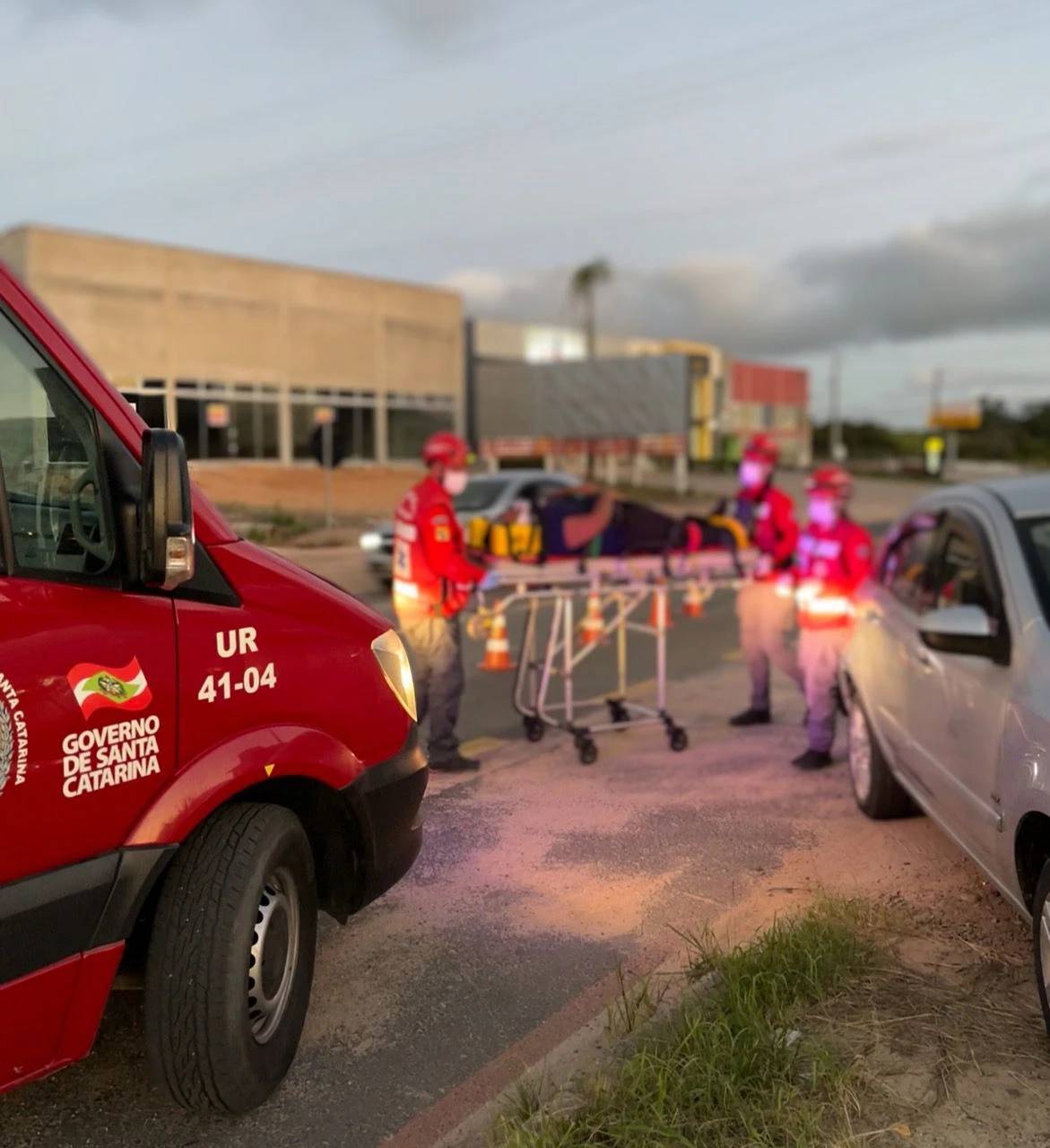 Mulher fica ferida após colisão entre carro e moto — foto 1
