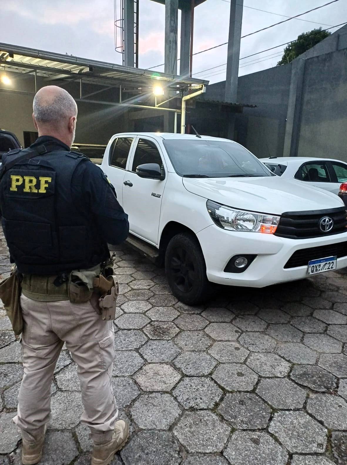 Fotos e vídeo: PRF recupera caminhonete roubada e prende homens armados após perseguição no Sul de SC — foto 3