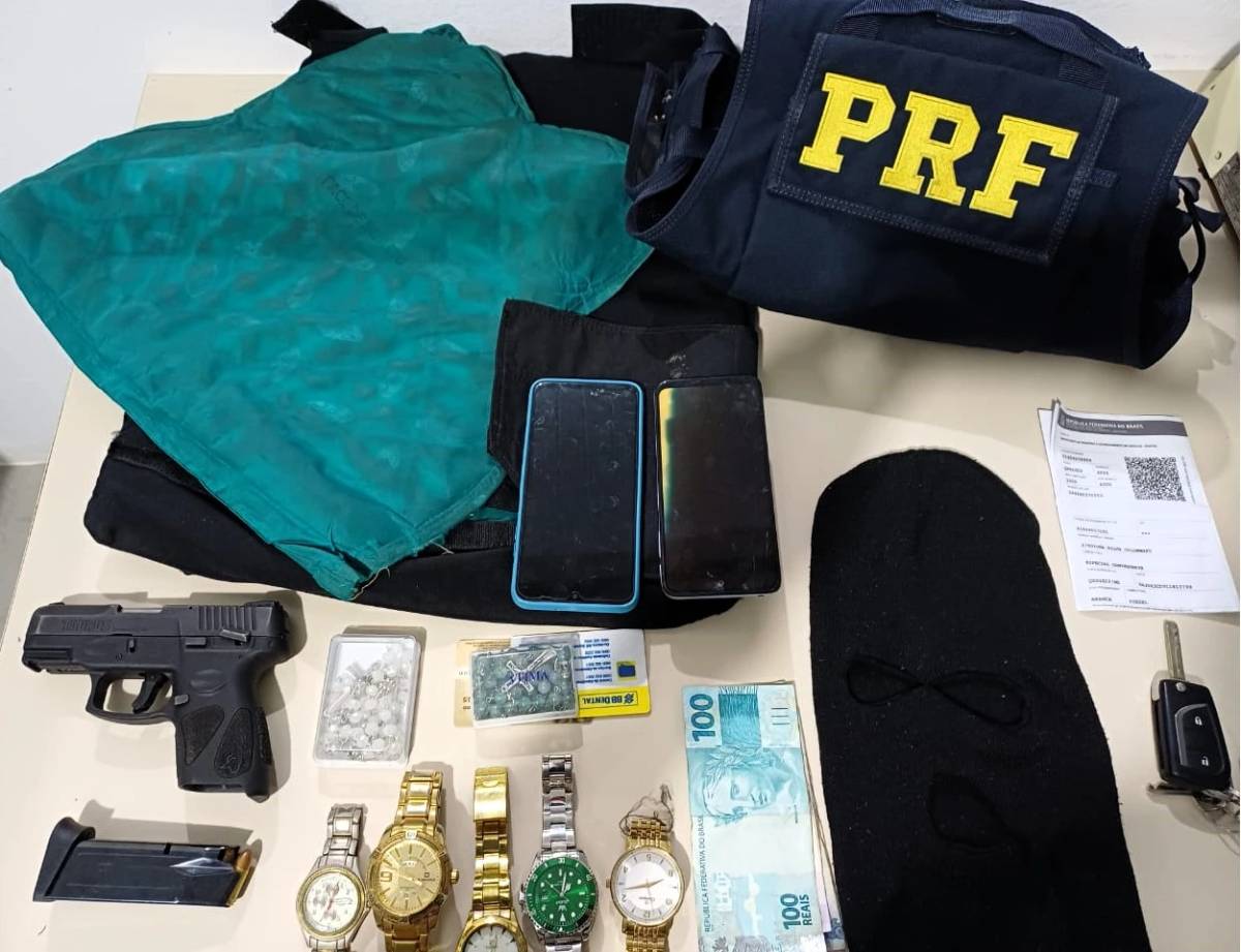 Fotos e vídeo: PRF recupera caminhonete roubada e prende homens armados após perseguição no Sul de SC — foto 2