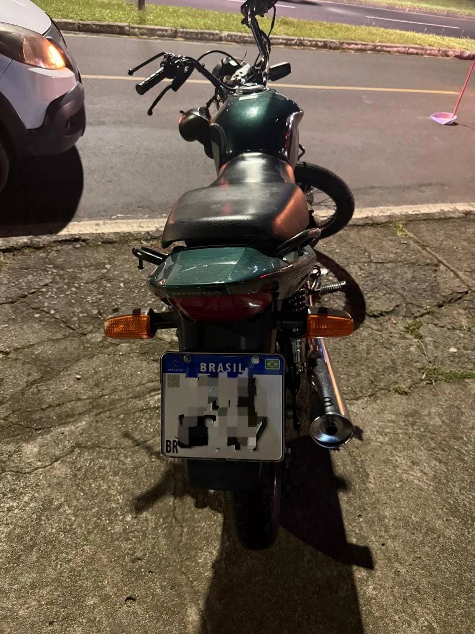 Colisão entre carro e moto deixa duas pessoas feridas em Criciúma — foto 1
