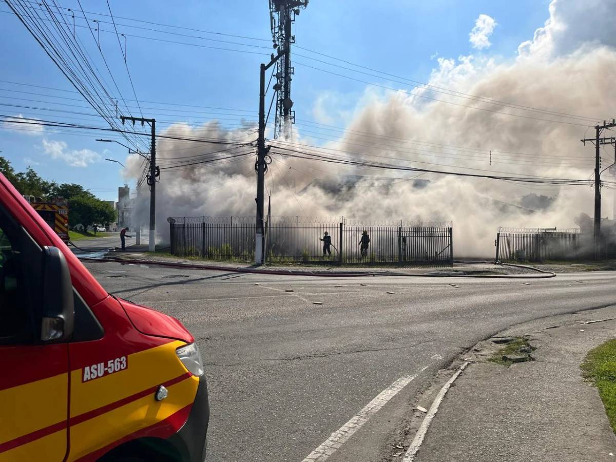 Bombeiros utilizam 9 mil litros de água para combater incêndio em pátio de empresa de telefonia — foto 2