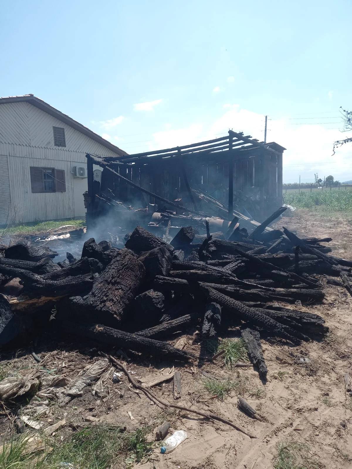 Sombrio: incêndio destrói galpão no bairro Guarita — foto 2
