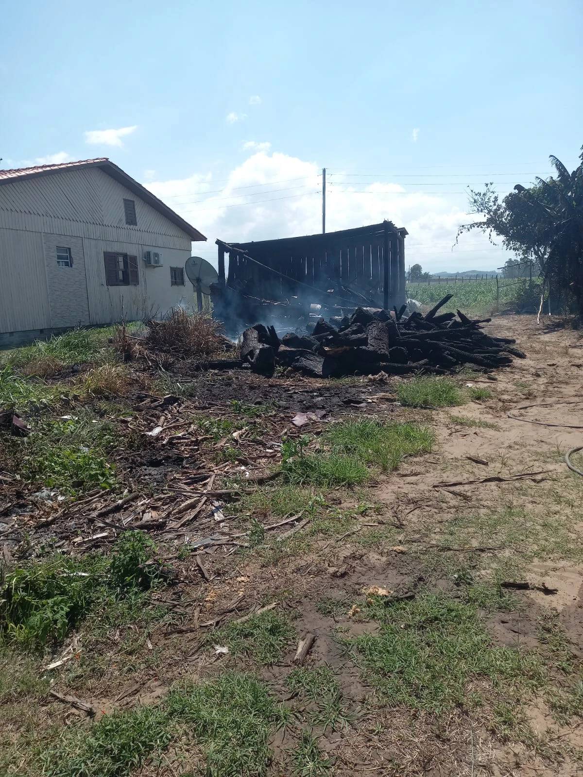 Sombrio: incêndio destrói galpão no bairro Guarita — foto 1