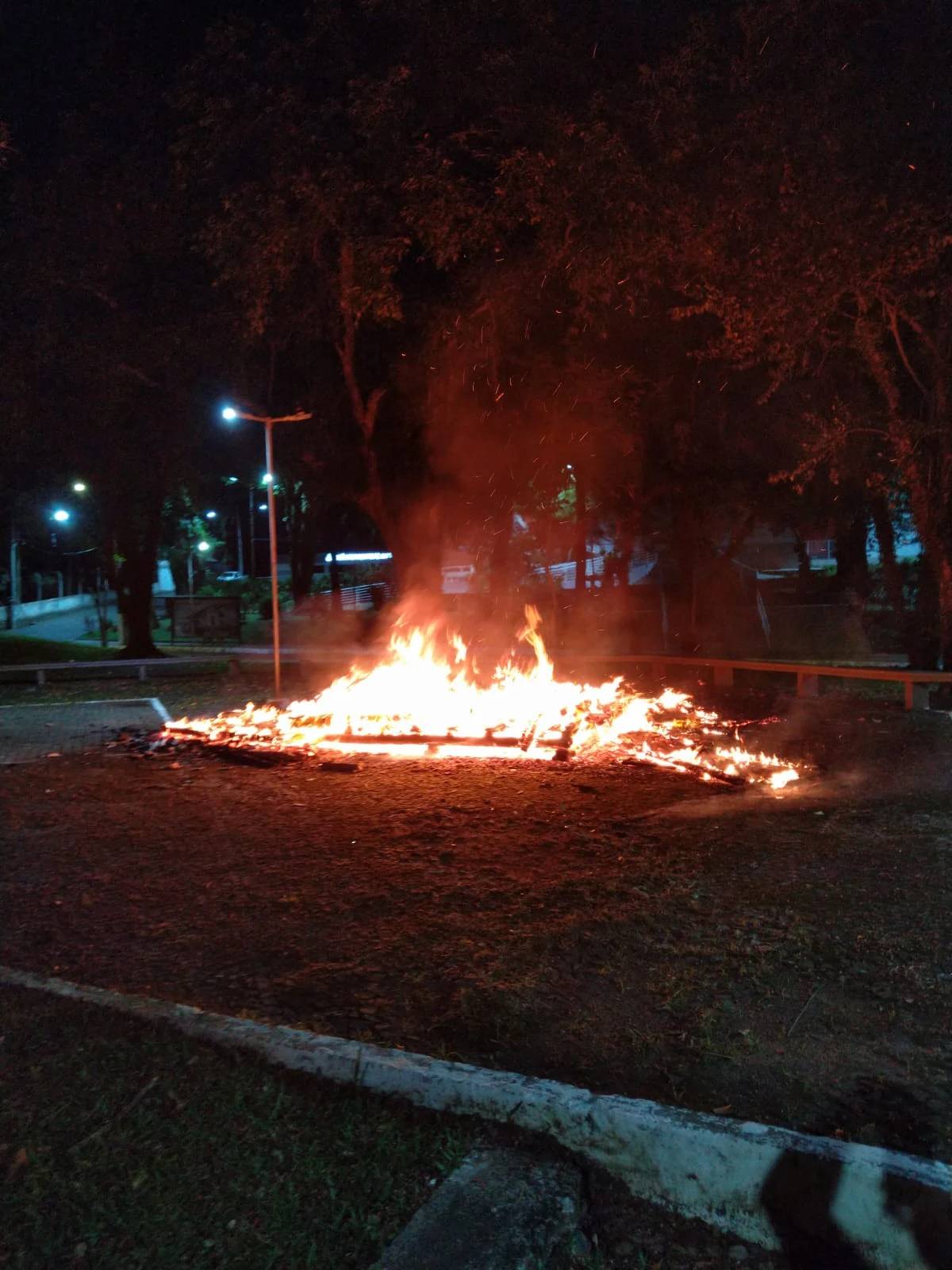 Criciúma: incêndio destrói casa do Papai Noel da Praça do Trabalhador — foto 1