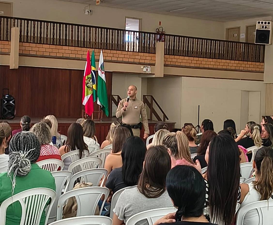 Profissionais da educação de Urussanga participam de capacitação com a Polícia Militar — foto 1