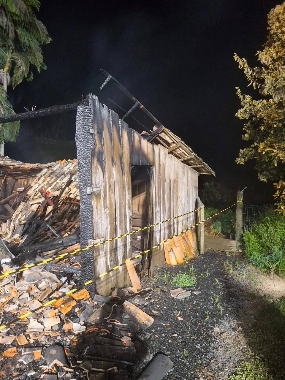 Caminhonete é destruída após incêndio consumir garagem — foto 2