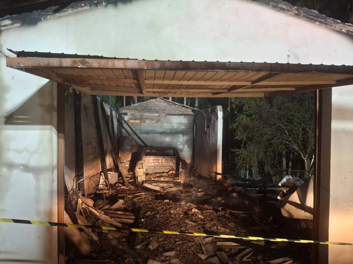 Caminhonete é destruída após incêndio consumir garagem — foto 3