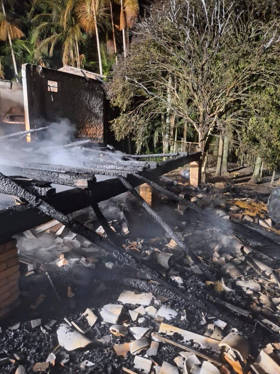 Caminhonete é destruída após incêndio consumir garagem — foto 1