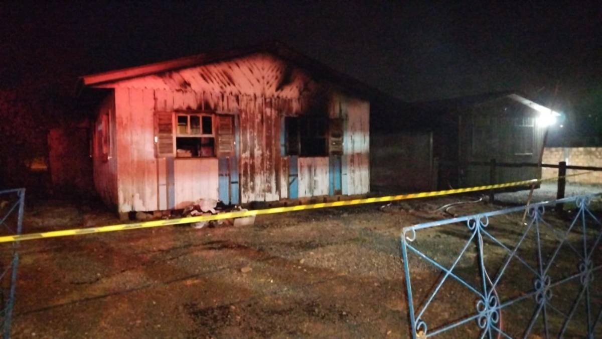 Bombeiros utilizam 6 mil litros de água para combater incêndio em casa — foto 1