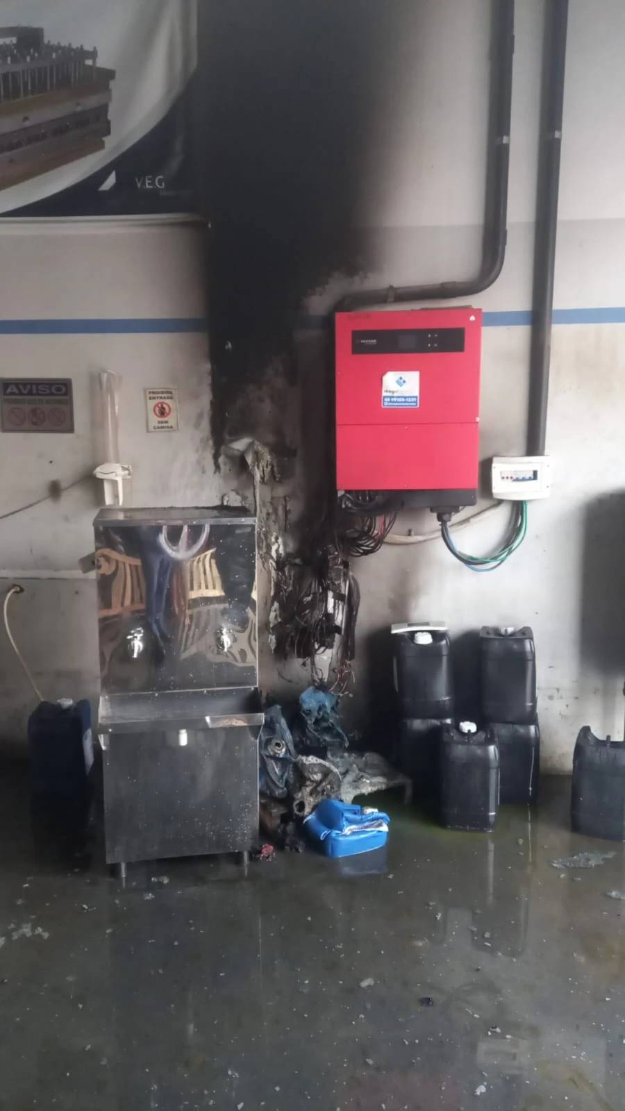 Funcionário de empresa combate princípio de incêndio com mangueira — foto 1