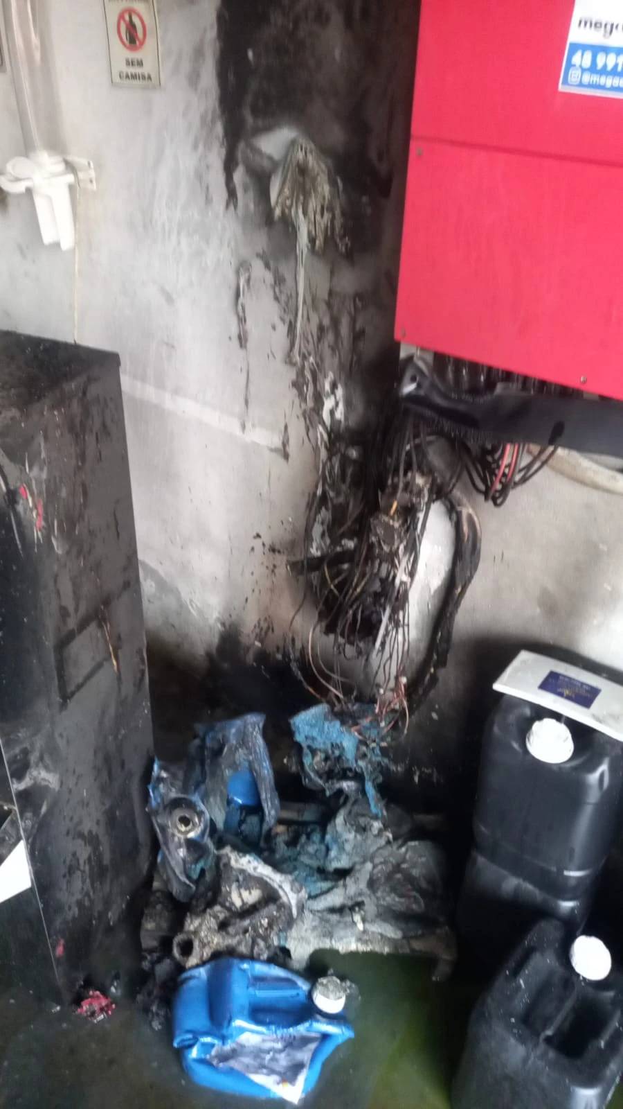 Funcionário de empresa combate princípio de incêndio com mangueira — foto 2