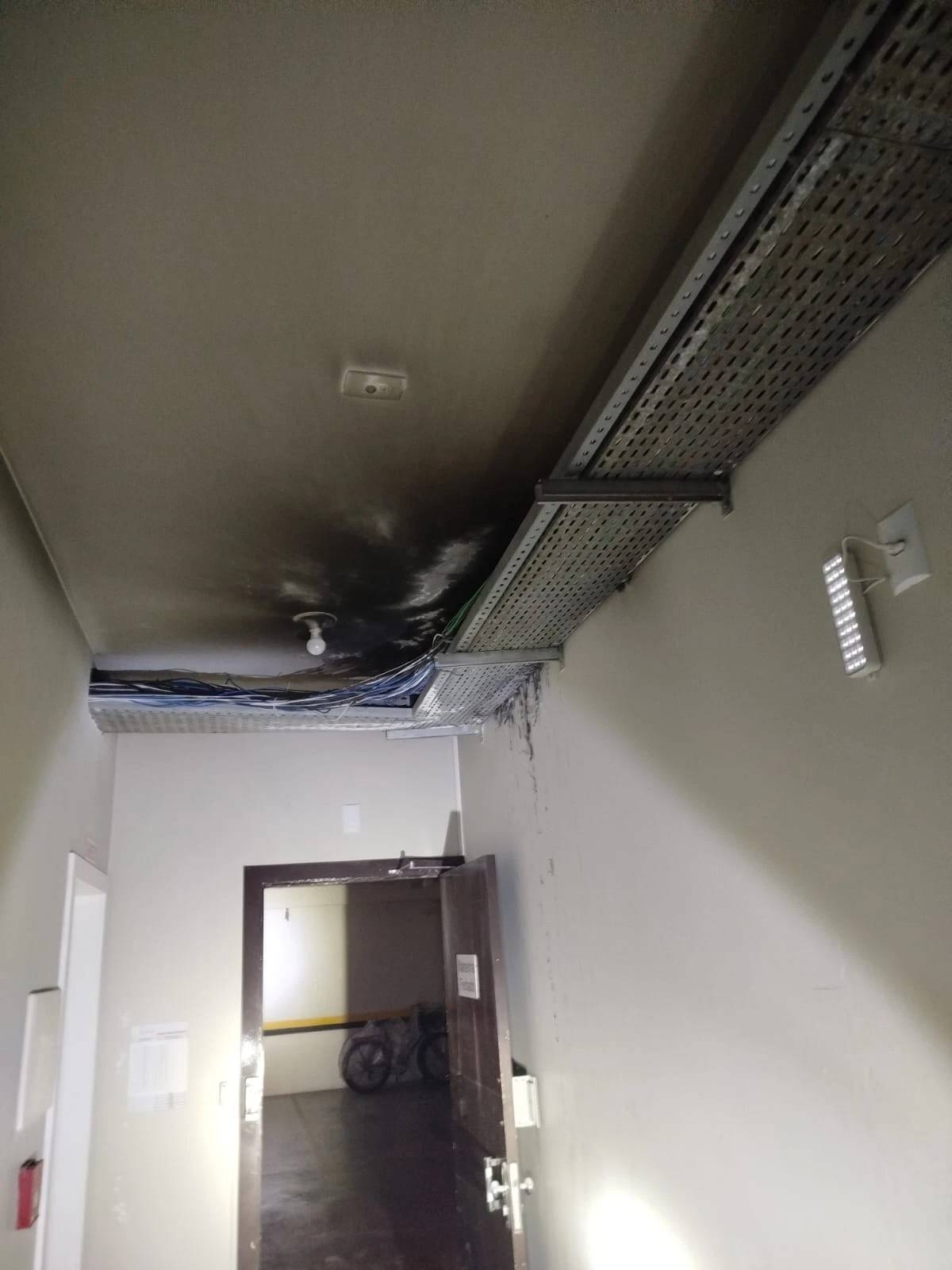 Moradores evacuam prédio durante a noite após princípio de incêndio — foto 2