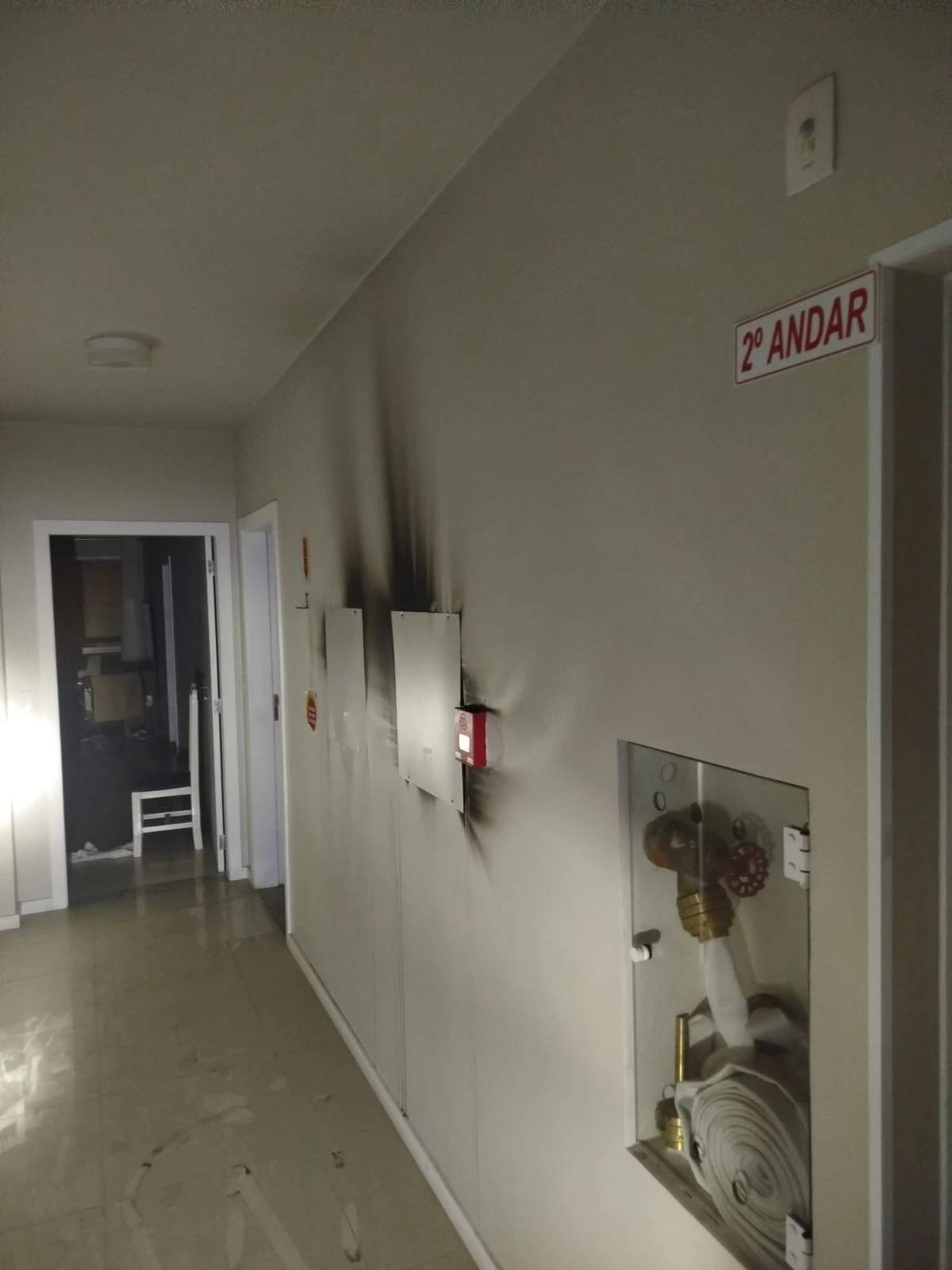 Moradores evacuam prédio durante a noite após princípio de incêndio — foto 1