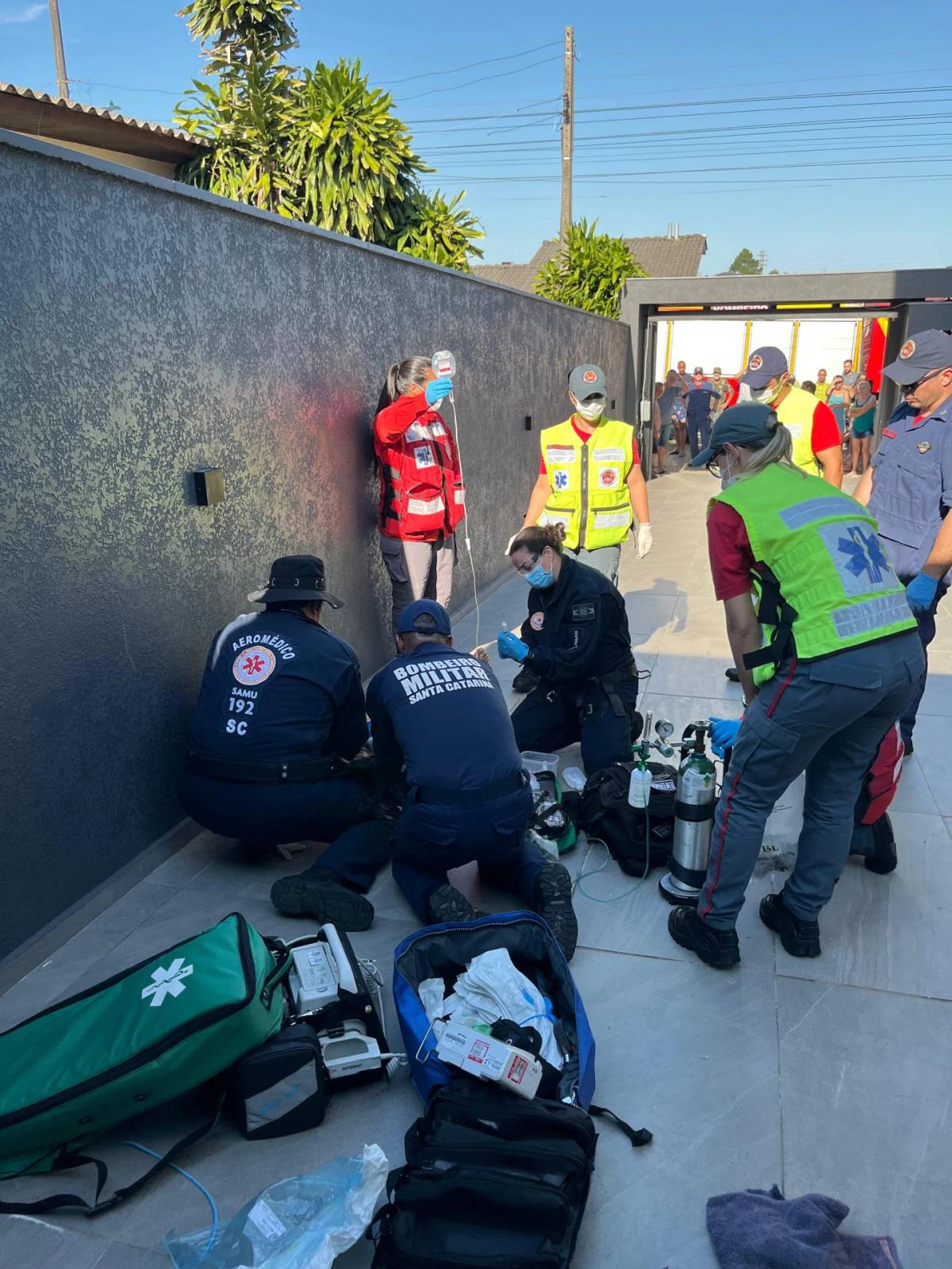 Trabalhador é resgatado por helicóptero após sofrer queda de oito metros — foto 1