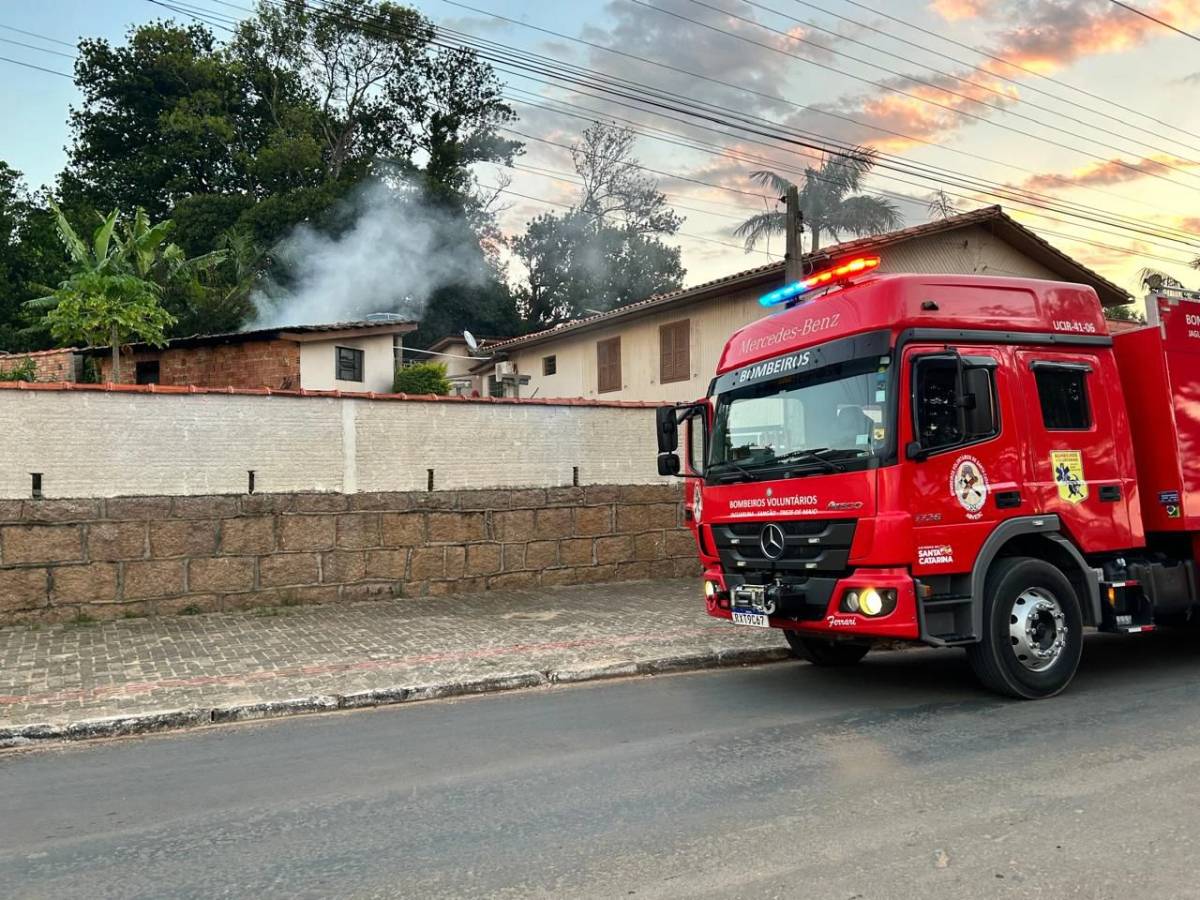 Curto-circuito provoca princípio de incêndio em residência — foto 1