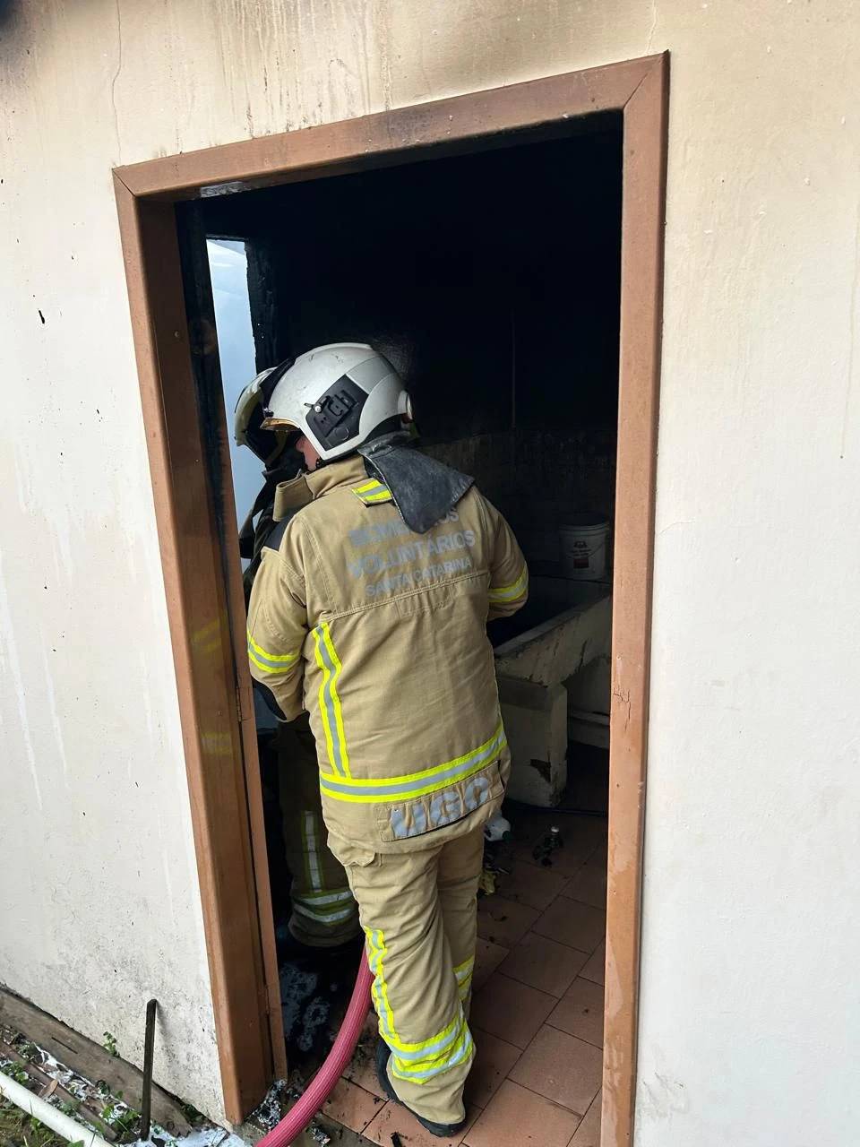 Curto-circuito provoca princípio de incêndio em residência — foto 5