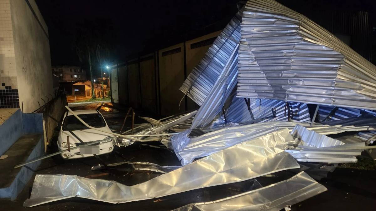 Temporal causa destelhamento na sede da Superintendência de Trânsito de Criciúma; veja fotos — foto 8