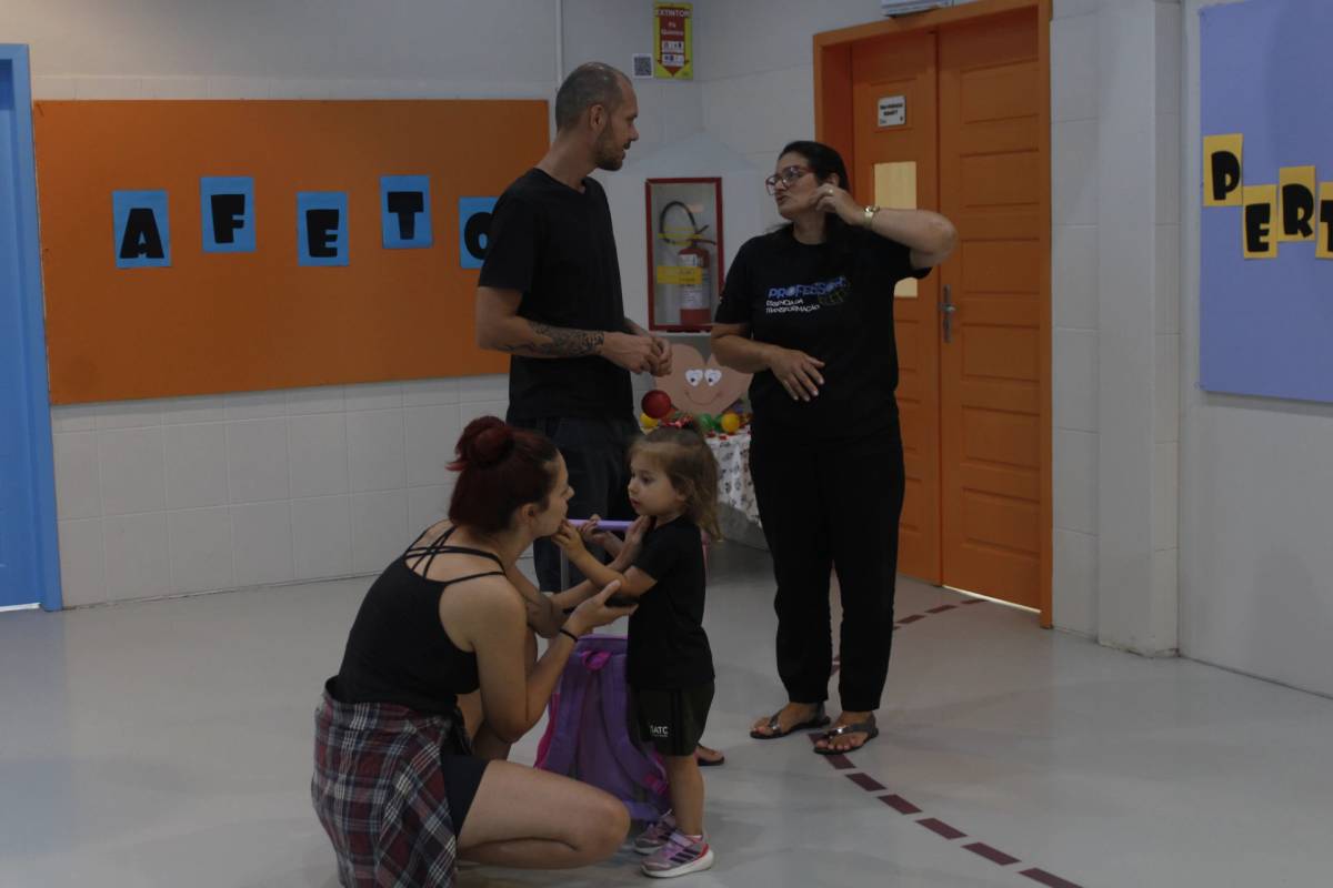 Profissionais da educação orientam famílias sobre adaptação escolar — foto 1