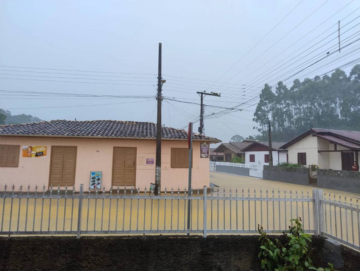 Vídeos: chuva intensa provoca acúmulo de água em ruas de Lauro Müller — foto 1