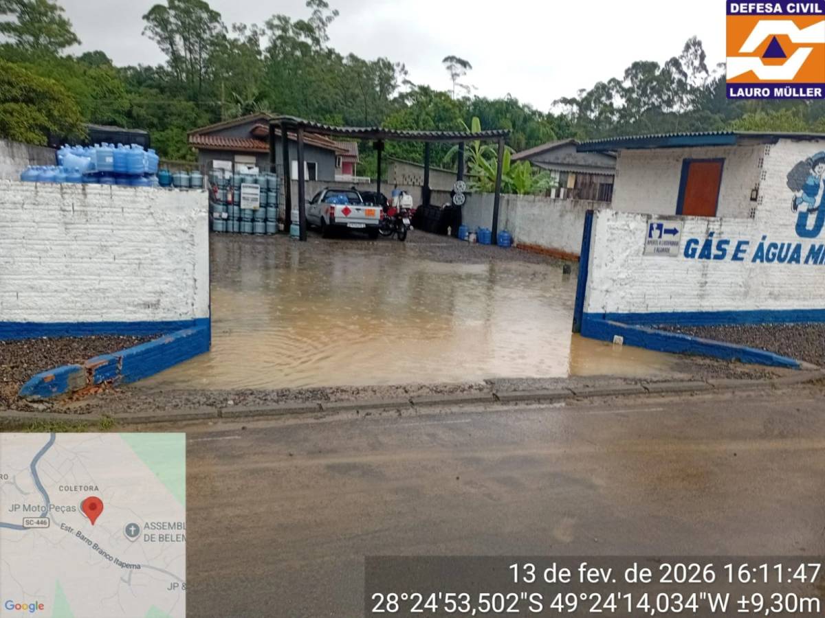 Vídeos: chuva intensa provoca acúmulo de água em ruas de Lauro Müller — foto 11