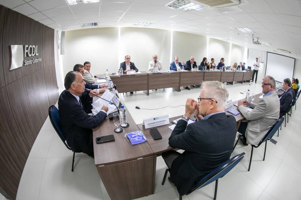 Setor empresarial alerta para riscos da tramitação acelerada da redução da jornada de trabalho — foto 1