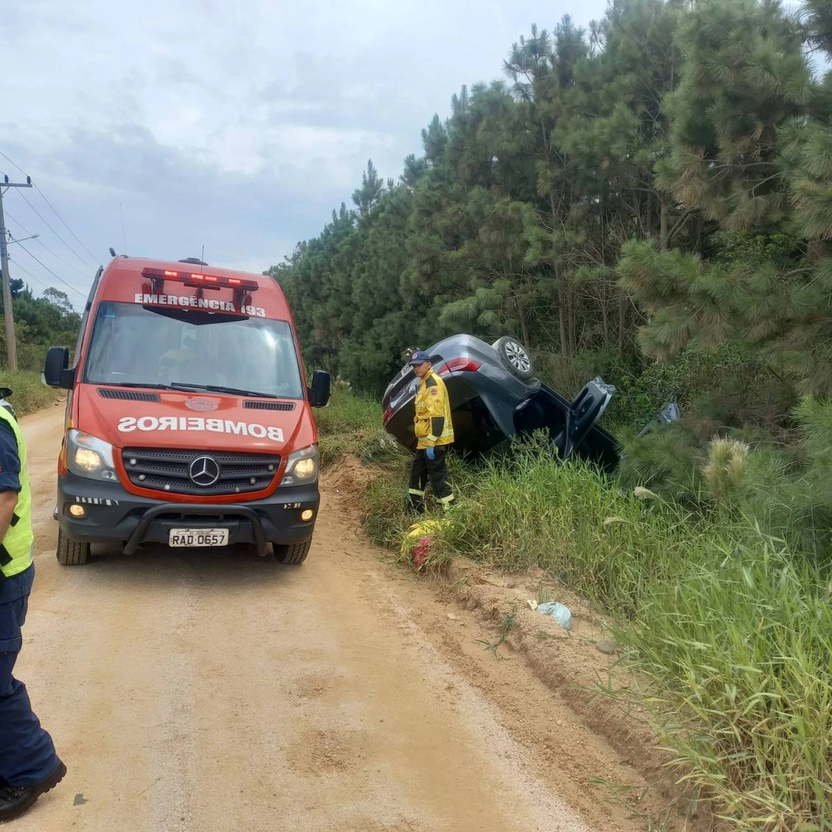 Dez pessoas saem ilesas após capotamento em Balneário Rincão — foto 2