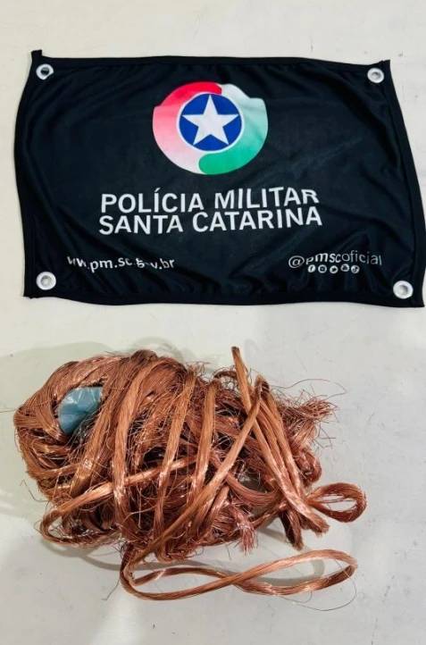 Homem é flagrado após furtar fios elétricos em Araranguá — foto 1