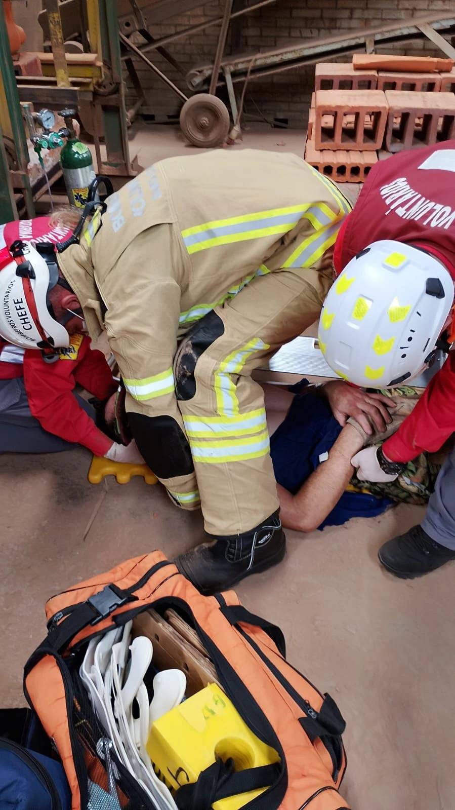 Trabalhador é salvo após permanecer mais de uma hora prensado em empresa — foto 1