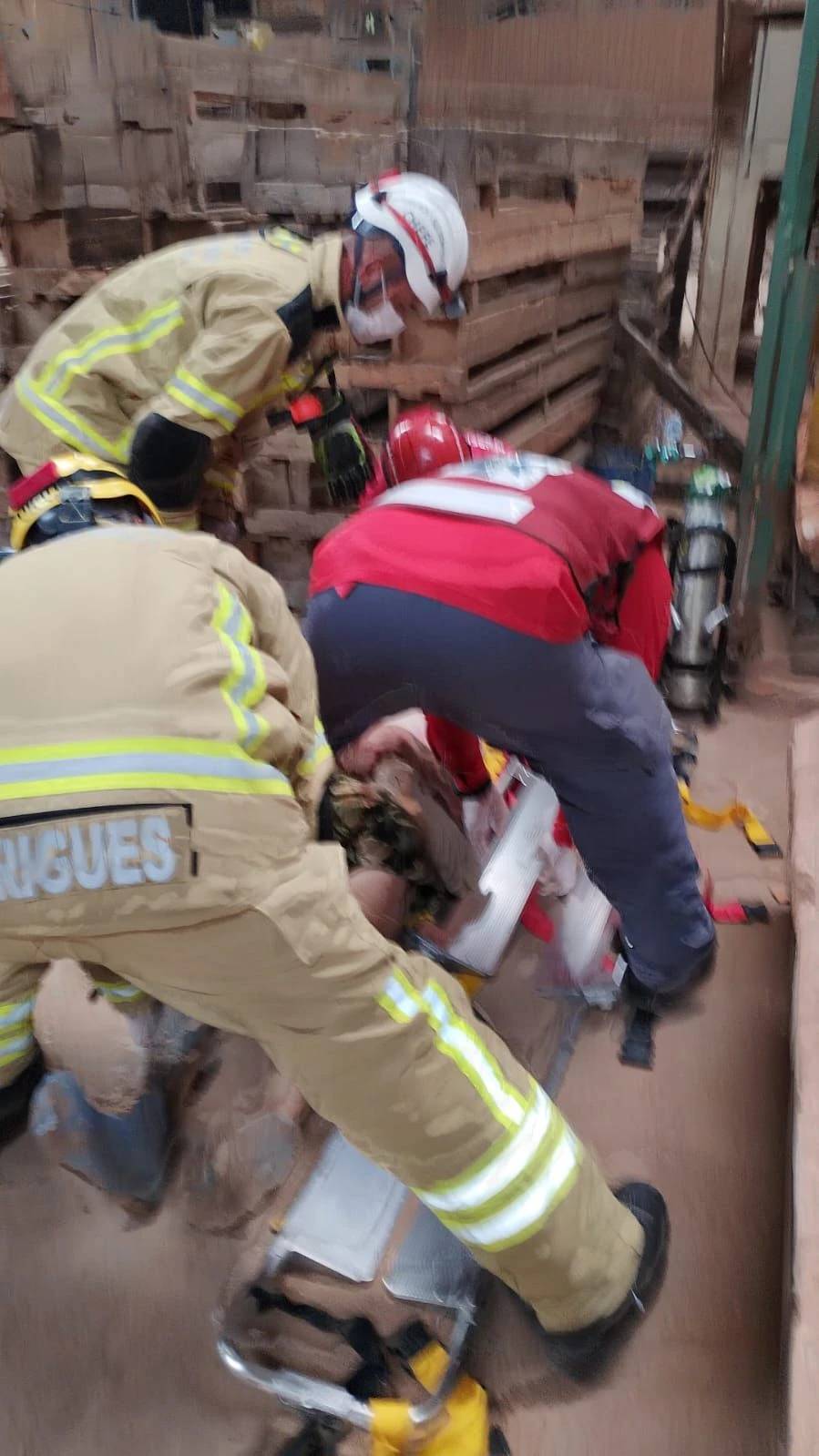 Trabalhador é salvo após permanecer mais de uma hora prensado em empresa — foto 2