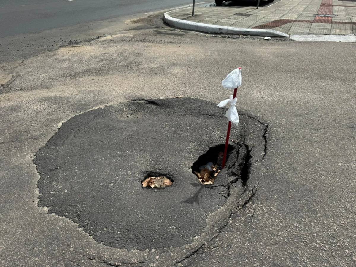 Fotos e vídeo: moradores improvisam alerta após buraco surgir em rua de Criciúma — foto 5