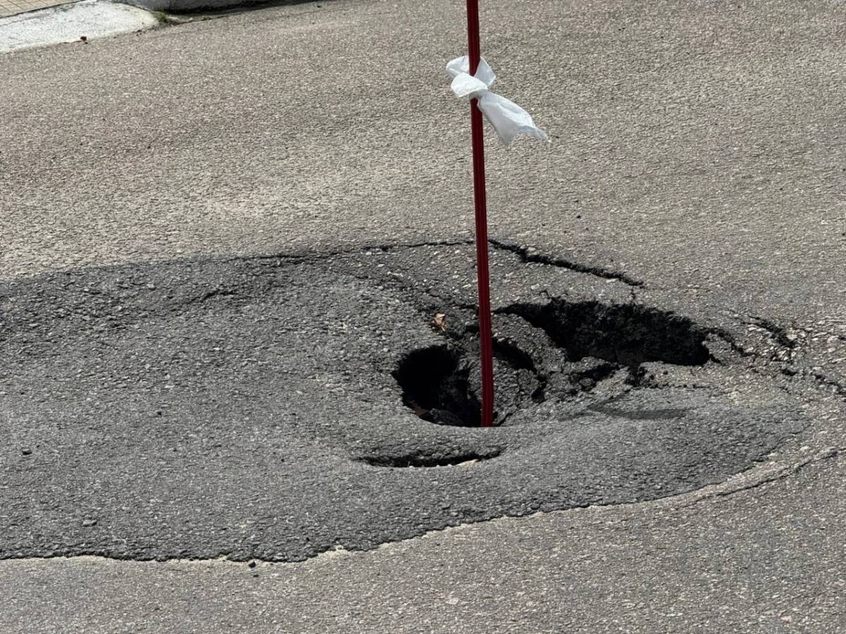 Fotos e vídeo: moradores improvisam alerta após buraco surgir em rua de Criciúma — foto 2