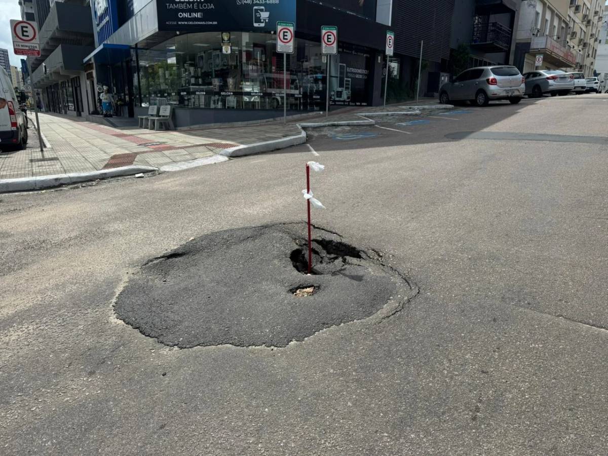 Fotos e vídeo: moradores improvisam alerta após buraco surgir em rua de Criciúma — foto 1