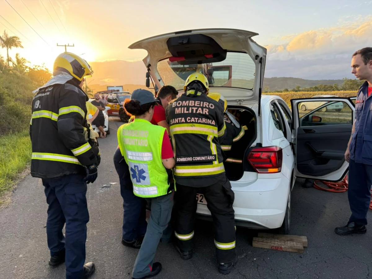 Motorista fica preso às ferragens após acidente em Criciúma — foto 2