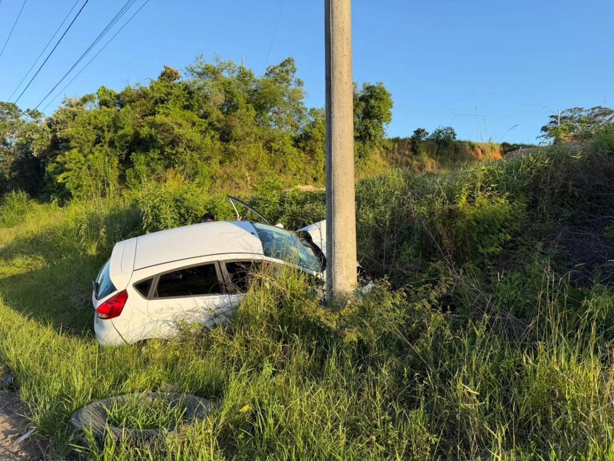 Motorista fica preso às ferragens após acidente em Criciúma — foto 4